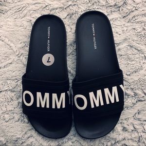 Tommy Hilfiger Slides • Black